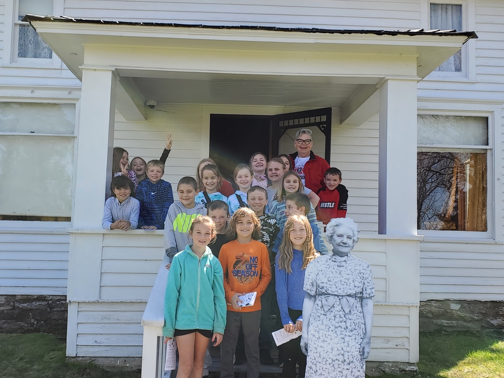 2nd grade enjoying an educational field trip to the Laura Ingalls Wilder Museum 